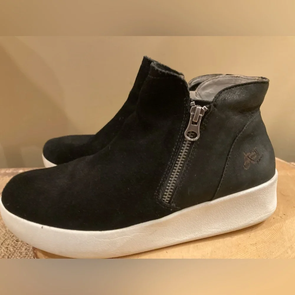 OTBT Astrid Sneaker ￼ Ankle Bootie Size 9 Ebony, Black‎ Side Zip Women’s